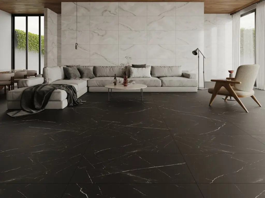 Ambiente Lamosa: salón con porcelanato negro veteado en piso y muro blanco con vetas grises.